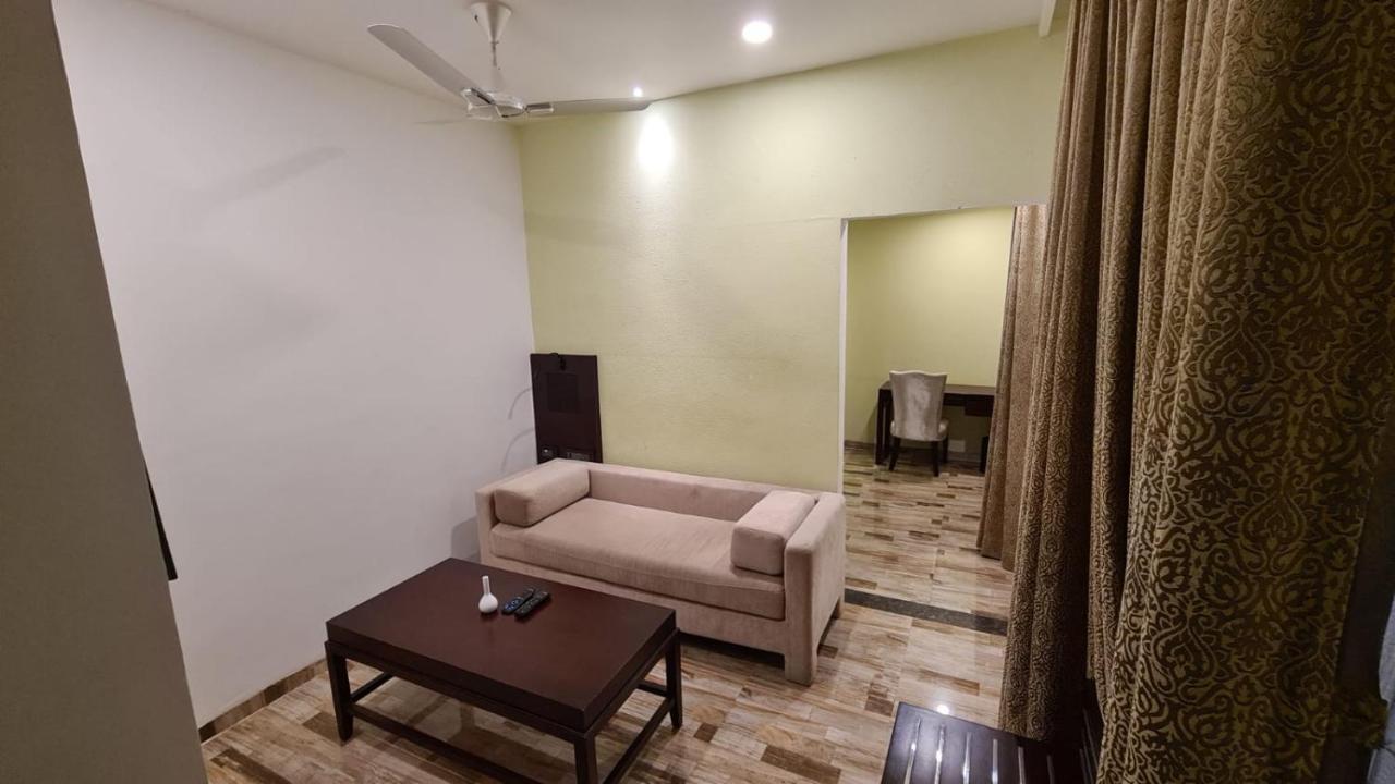 Regenta Inn Ranip Ahmedabad Eksteriør bilde