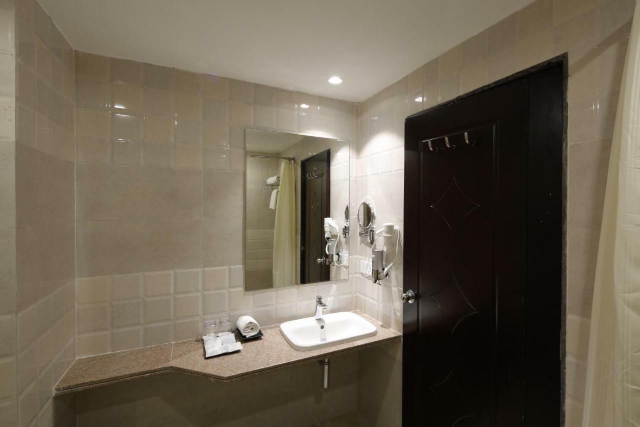 Regenta Inn Ranip Ahmedabad Eksteriør bilde